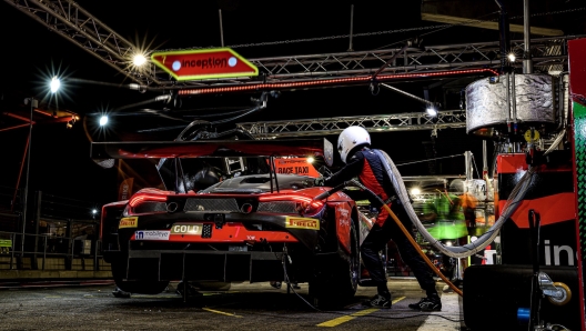 Un pit-stop nella notte di Spa-Francorchamps. Sro