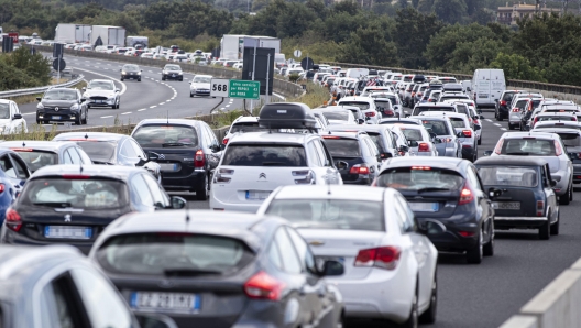 Auto in fila sulla Roma-Napoli, durante l'esodo estivo  Roma. 8 agosto 2020. Incolonnamenti in uscita dai grandi centri urbani si sono formati sin dalle prime ore della mattinata, con forti rallentamenti e code lungo le principali direttrici autostradali. Il primo vero esodo di questa estate conferma le previsioni di traffico da bollino nero. A monitorarlo Ã¨ ViabilitÃ  Italia, che segnala che in alcuni casi i tempi di percorrenza sono stati superiori del doppio rispetto alle condizioni ordinarie.NSA/MASSIMO PERCOSSI