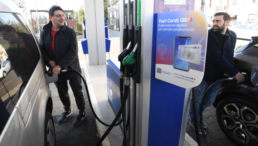 Un distributore di carburante a Milano, 22 marzo 2022.  ANSA/DANIEL DAL ZENNARO