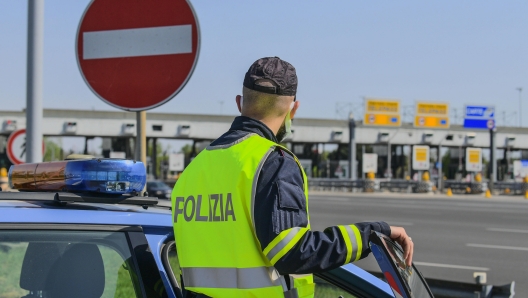 Gli agenti della polizia stradale effettuano controlli ad un posto di blocco il giorno di Pasquetta  alla barriera Milano Assago direzione Genova,  Milano, 5 Aprile,  2021,  ANSA/Andrea Fasani