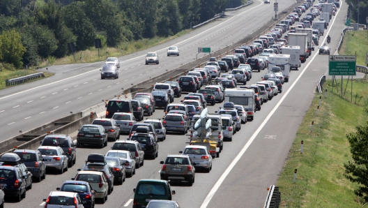 Traffico e incolonnamenti sull'autostrada A14 nel bolognese in una foto d'archivio. ANSA/ GIORGIO BENVENUTI/ DBA