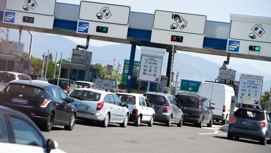 Automobili in coda al casello autostradale di Fiano Romano, 04 agosto 2019. Sulle autostrade sarÃ  giornata di passione, in pieno esodo estivo, per il maltempo ma soprattutto per lo sciopero dei casellanti. ANSA/ RAFFAELE VERDERESE