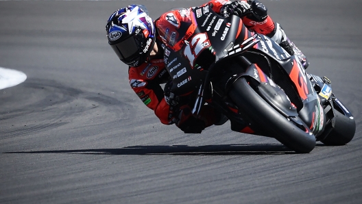 Aprilia Racing's Spanish rider Maverick Vinales takes part in the MotoGP qualifying session of the British Grand Prix at Silverstone circuit in Northamptonshire, central England, on August 6, 2022. (Photo by ADRIAN DENNIS / AFP)