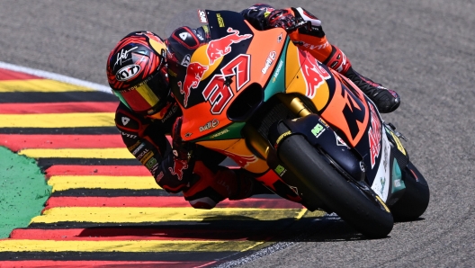 epa10021896 Augusto Fernandez from Spain of the Red Bull KTM Ajo in action during Moto2 race of the Motorcycling Grand Prix of Germany at the Sachsenring racing circuit in Hohenstein-Ernstthal, Germany, 19 June 2022.  EPA/FILIP SINGER