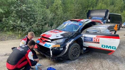 Esapekka Lappi nel tentativo di sistema la Toyota GR Yaris Rally 1 prima della Power Stage