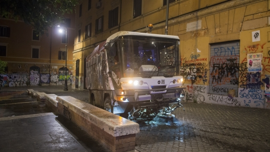 Foto Valentina Stefanelli /LaPresse 17 Luglio 2022 Roma, Italia  Cronaca Pulizia dell'AMA straordinaria notturna dopo la movida a San Lorenzo  - Roma, Pulizia notturna straordinaria a San Lorenzo - fotografo: Stefanelli/Lapresse