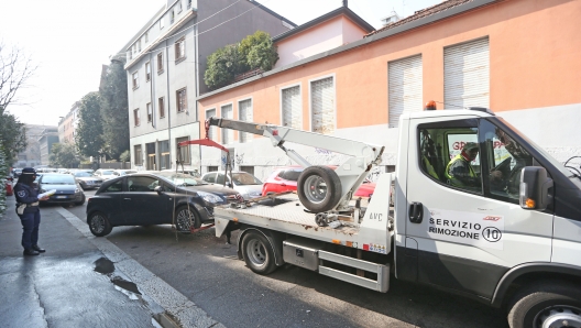 Foto Stefano Porta/LaPresse  10 Marzo 2022 Milano, Italia  News Il servizio di rimozione forzata del Comune di Milano e Polizia Locale al lavoro per rimuovere le automobili parcheggiate in divieto di sosta in Via Desiderio Nella foto:   - Foto Stefano Porta/LaPresse   10 Marzo 2022 Milano, Italia   News  Il servizio di rimozione forzata del Comune di Milano e Polizia Locale al lavoro per rimuovere le automobili parcheggiate in divieto di sosta in Via Desiderio - fotografo: Foto Stefano Porta/LaPresse