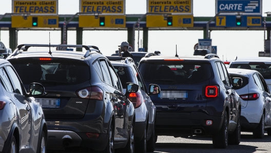 Auto incolonnate al casello Roma Est dell'autostrada Roma - L'Aquila -Teramo per il controesodo estivo, Roma, 29 agosto 2021. ANSA/ANGELO CARCONI