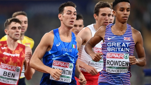 epa10129477 Simone Barontini of Italy and Daniel Rowden of Great Britain compete in the men's 800m semi finals during the Athletics events at the European Championships Munich 2022, Munich, Germany, 19 August 2022. The championships will feature nine Olympic sports, Athletics, Beach Volleyball, Canoe Sprint, Cycling, Artistic Gymnastics, Rowing, Sport Climbing, Table Tennis and Triathlon.  EPA/FILIP SINGER