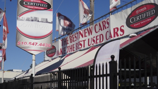 epa09780066 A used car lot advertises in Oakland, California, USA, 23 February 2022. Used car prices are up over 40 percent  from last year and new car prices are up 12 percent due to the car market still feeling the after-effects of the Covid-19 pandemic.  Car buyers are being forced to increase their budgets and often outbidding other buyers as car manufacturers struggle to ramp up vehicle production because of a shortage of computer chips.  EPA/JOHN G. MABANGLO