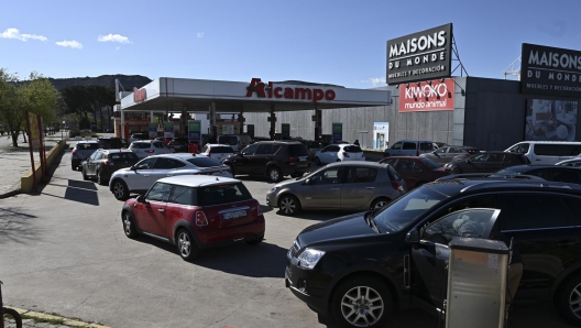 epa09863262 Several cars wait in a queue in front a gas station in the town of Alcala de Henares, Madrid, Spain, 01 April 2020. The Spanish Government began on 01 April to subsidize the fuel price with a minimum reduction of 20 euro cents per liter of fuel to try to deal with the hike of prices amid the Russian invasion of Ukraine and after a strike called by hauliers. The measure will be in effect until next 30 June.  EPA/Fernando Villar