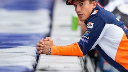 Marquez osserva l'andamento delle prove libere in Austria (foto @box_repsol)