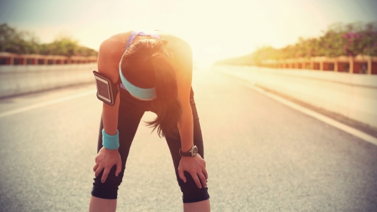 Una runner stanca dopo la corsa