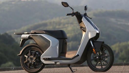 Vmoto F01, scooter elettrico pronto a tutto