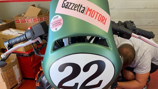 Il logo di Gazzetta Motori sul cupolino della Guzzi