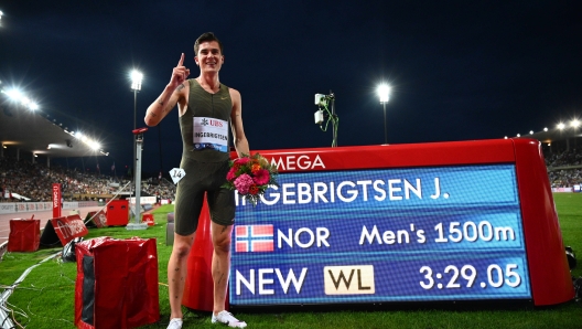 LAUSANNE, SWITZERLAND - AUGUST 26: Jakob Ingebrigtsen of Norway celebrates after winning in Men's 1500m during the Athletissima Lausanne Diamond League athletics meeting at Stade Olympique Pontaise on August 26, 2022 in Lausanne, Switzerland. (Photo by Marco M. Mantovani/Getty Images)