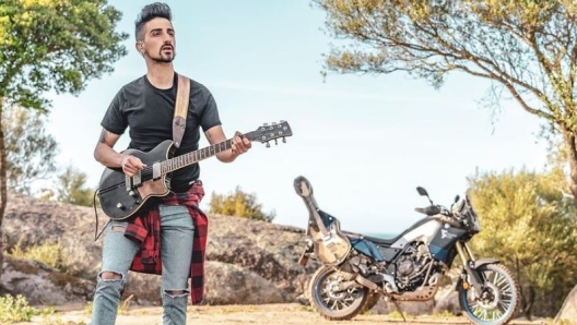 Giulio Maceroni unisce la passione per i motori con quella per la musica (foto Instagram @giulio.maceroni)