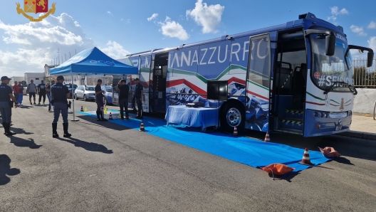 Il pullman azzurro della Polizia di Stato è arrivato in piazza dei Ravennati ad Ostia,  dove è in corso la campagna di educazione stradale rivolta soprattutto ai giovani che, attraverso strumenti interattivi possono sviluppare una maggiore percezione dei pericoli sulla strada. Sul posto, oltre alla Polizia Stradale, sono presenti anche gli agenti del X^ Distretto Lido di Roma.   - fotografo: Massimo Barsoum