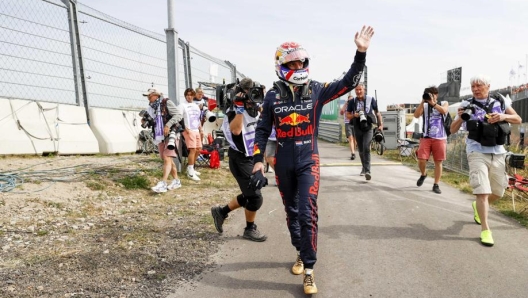 Max Verstappen, 24 ani, si avvia verso i box