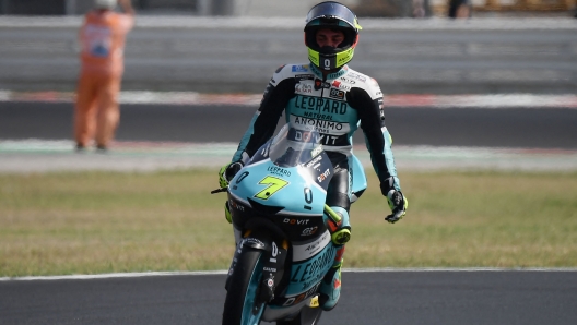 Leopard Racing's Italian rider Dennis Foggia celebrates after winning the San Marino Moto3 race at the Misano World Circuit Marco-Simoncelli in Misano Adriatico on September 4, 2022. (Photo by Filippo MONTEFORTE / AFP)