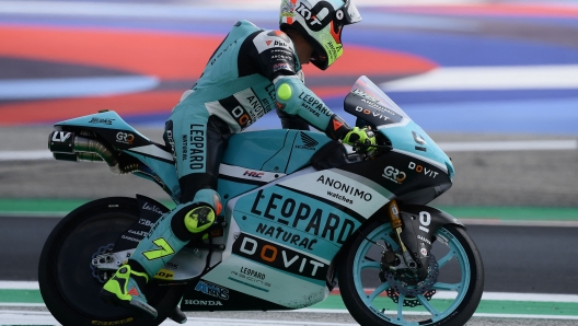 Leopard Racing's Italian rider Dennis Foggia competes during the San Marino Moto3 race at the Misano World Circuit Marco-Simoncelli in Misano Adriatico on September 4, 2022. (Photo by Filippo MONTEFORTE / AFP)