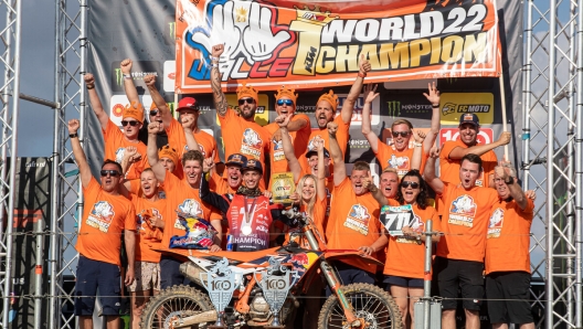 Tom Vialle (Ktm) festeggia il suo secondo titolo MX2