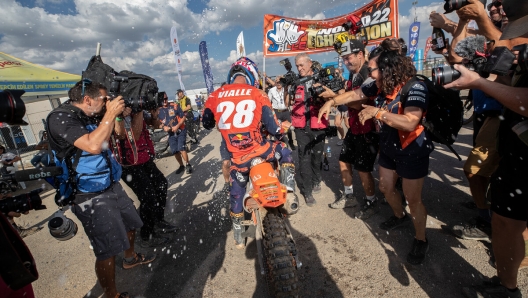 Tom Vialle (Ktm) durante i festeggiamenti del suo secondo titolo iridato in MX2 dopo quello del 2020