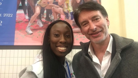 Riccardo Pittis con la campionessa di volley, Paola Egonu