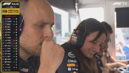 Hannah Schmitz, responsabile strategie Red Bull, ride dopo il ritiro di Tsunoda. F1TV