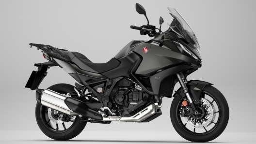 La nuova colorazione ‘Gunmetal Black Metallic’ della Honda NT1100