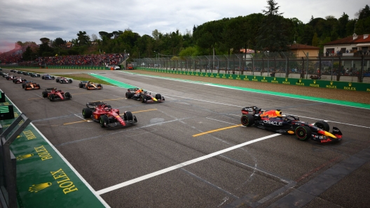 Red Bull Racing's Dutch driver Max Verstappen (front ) leads the grid followed by Ferrari's Monegasque driver Charles Leclerc and Red Bull Racing's Mexican driver Sergio Perez during the Emilia Romagna Formula One Grand Prix at the Autodromo Internazionale Enzo e Dino Ferrari race track in Imola, Italy, on April 24, 2022. (Photo by GUGLIELMO MANGIAPANE / POOL / AFP)