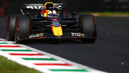 MONZA, ITALY - SEPTEMBER 11: Max Verstappen of the Netherlands driving the (1) Oracle Red Bull Racing RB18 on track during the F1 Grand Prix of Italy at Autodromo Nazionale Monza on September 11, 2022 in Monza, Italy. (Photo by Dan Mullan/Getty Images)