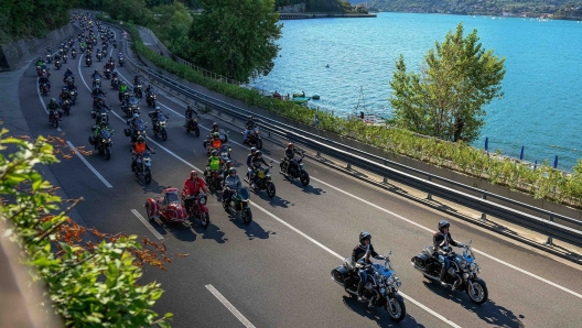 La spettacolare parata Guzzi delle GMG 2022 in riva al Lario