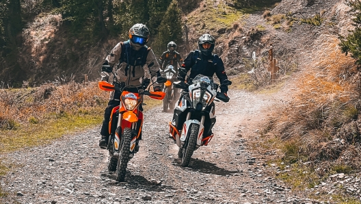 Il team di Ktm Italia in azione sugli sterrati alpini