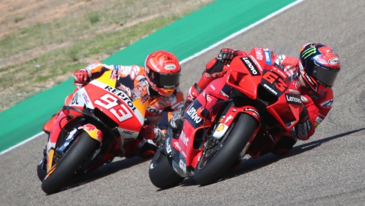 epa09463673 Spanish MotoGP rider Marc Marquez (L) of the Repsol Honda Team and Italian MotoGP rider Francesco Bagnaia (R) of the Ducati Desmosedici GP 21 Team in action during the Motorcycling Grand Prix of Aragon at Motorland Aragon circuit in Alcaniz, Spain, 12 September 2021.  EPA/Javier Cebollada