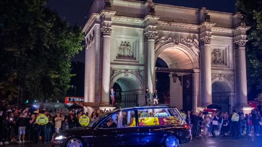 LONDON, UNITED KINGDOM - SEPTEMBER 13: The royal hearse carrying the coffin of Queen Elizabeth II drives past Wellington Arch on September 13, 2022 in London, England. The coffin carrying Her Majesty Queen Elizabeth II leaves St Giles Church travelling to Edinburgh Airport where it will be flown to London and transferred to Buckingham Palace by road. Queen Elizabeth II died at Balmoral Castle in Scotland on September 8, 2022, and is succeeded by her eldest son, King Charles III.  (Photo by Chris J Ratcliffe/Getty Images)