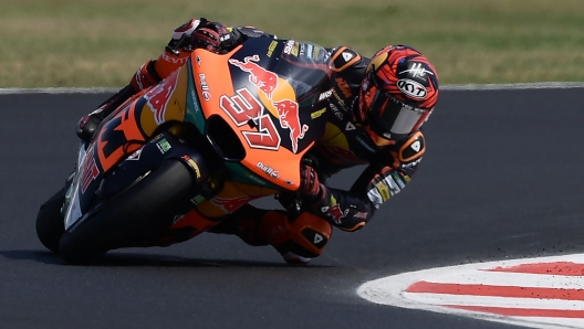 Red Bull KTM AJO's Spanish rider Augusto Fernandez competes during the San Marino Moto2 race at the Misano World Circuit Marco-Simoncelli in Misano Adriatico on September 4, 2022. (Photo by Filippo MONTEFORTE / AFP)