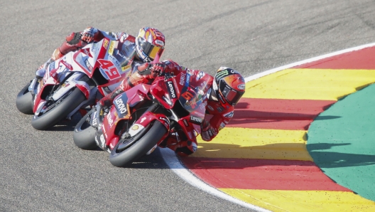 epa10189413 MotoGp's riders Francesco Bagnaia (Ducati Lenovo Team) and Fabio Di Giannantonio (Gresini Racing MotoGP), during the training session at Motorland racetrack, in AlcaÃ±iz, Aragon, Spain, 17 September 2022. The Aragon motorcycling Grand Prix wil be held on 18 September.  EPA/JAVIER CEBOLLADA