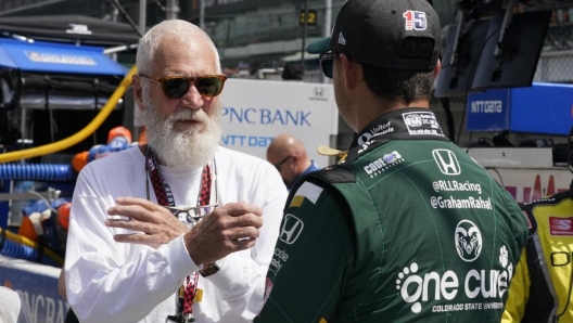 Rahal, di spalle, con David Letterman, celebre conduttore tv e patron del suo team