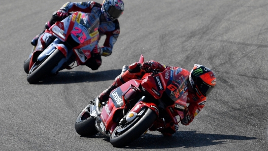 Ducati Italian rider Francesco Bagnaia rides ahead of Ducati Gresini Italian rider Enea Bastianini (L) during the Moto Grand Prix GP of Aragon at the Motorland circuit in Alcaniz on September 18, 2022. (Photo by Pau BARRENA / AFP)