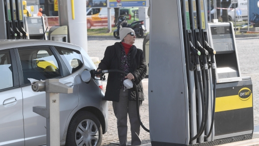 Una persona fa benzina in un distributore di Milano, 7 marzo 2022. Proseguono gli incrementi sulla rete carburanti. In base all'elaborazione di Quotidiano Energia dei dati alle 8 di ieri comunicati dai gestori all'Osservaprezzi carburanti del Mise, il prezzo medio nazionale praticato della benzina in modalitÃ  self sale a 2,004 euro al litro (venerdÃ¬ 1,912), con i diversi marchi compresi tra 1,994 e 2,032 euro al litro (no logo 1,971). Il prezzo medio del diesel self schizza a 1,901 euro al litro (venerdÃ¬ 1,788) con le compagnie posizionate tra 1,881 e 1,977 euro al litro (no logo 1,891). Quanto al servito, per la benzina il prezzo medio praticato cresce a 2,117 euro al litro (venerdÃ¬ 2,039). ANSA/DANIEL DAL ZENNARO