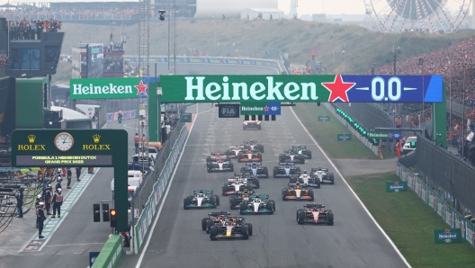 ZANDVOORT, NETHERLANDS - SEPTEMBER 04: Max Verstappen of the Netherlands driving the (1) Oracle Red Bull Racing RB18 leads Charles Leclerc of Monaco driving (16) the Ferrari F1-75 and the rest of the field at the start of the race during the F1 Grand Prix of The Netherlands at Circuit Zandvoort on September 04, 2022 in Zandvoort, Netherlands. (Photo by Mark Thompson/Getty Images)