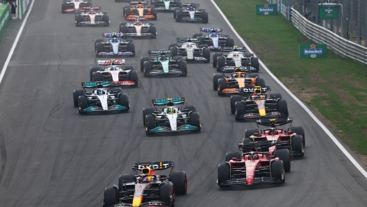 ZANDVOORT, NETHERLANDS - SEPTEMBER 04: Max Verstappen of the Netherlands driving the (1) Oracle Red Bull Racing RB18 leads Charles Leclerc of Monaco driving (16) the Ferrari F1-75 and the rest of the field at the start of the race during the F1 Grand Prix of The Netherlands at Circuit Zandvoort on September 04, 2022 in Zandvoort, Netherlands. (Photo by Mark Thompson/Getty Images)