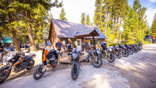 Alcuni partecipanti e le relative moto durante la pausa pranzo del primo giorno