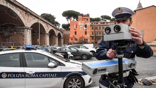 Una pattuglia della polizia municipale di Roma Capitale esegue controlli della velocita con un autovelox, 05 marzo 2019. ANSA/ALESSANDRO DI MEO