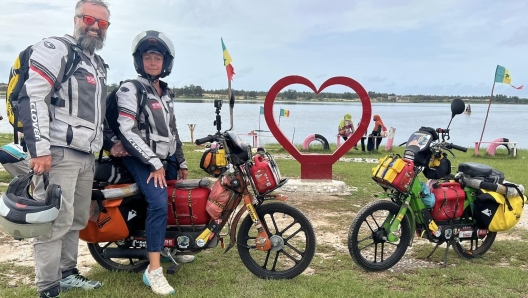 Mirco Targon e Alice Zanni con i loro Ciao sul Lago Rosa del Senegal