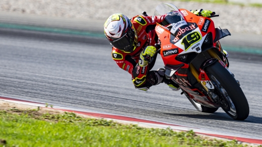 epa10201004 Spanish superbike rider Alvaro Bautista of Aruba.it Racing - Ducati team in action during the first free training session of the Catalunya Round of the FIM Superbike World Championship at Barcelona Circuit in Montmelo, Barcelona, Spain, 23 September 2022.  EPA/SIU WU