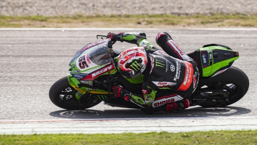 epa10201697 British rider Jonathan Rea of the Kawasaki Racing Team WorldSBK in action during the second free training session for the World Superbike Championship race at Circuit de Barcelona-Catalunya in Montmelo, near Barcelona, Spain, 23 September 2022.  EPA/Siu Wu