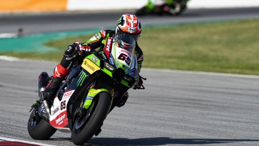 epa10201022 British superbike rider Jonathan Rea of Kawasaki Racing Team Worldsbk team in action during the first free training session of the Catalunya Round of the FIM Superbike World Championship at Barcelona Circuit in Montmelo, Barcelona, Spain, 23 September 2022.  EPA/SIU WU