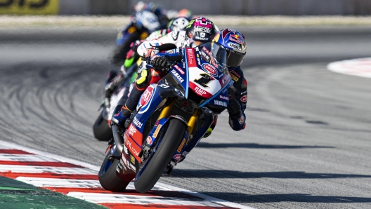 epa10201003 Turkish superbike rider Toprak Razgatlioglu of Pata Yamaha With Brixx Worldsbk in action during the first free training session of the Catalunya Round of the FIM Superbike World Championship at Barcelona Circuit in Montmelo, Barcelona, Spain, 23 September 2022.  EPA/SIU WU